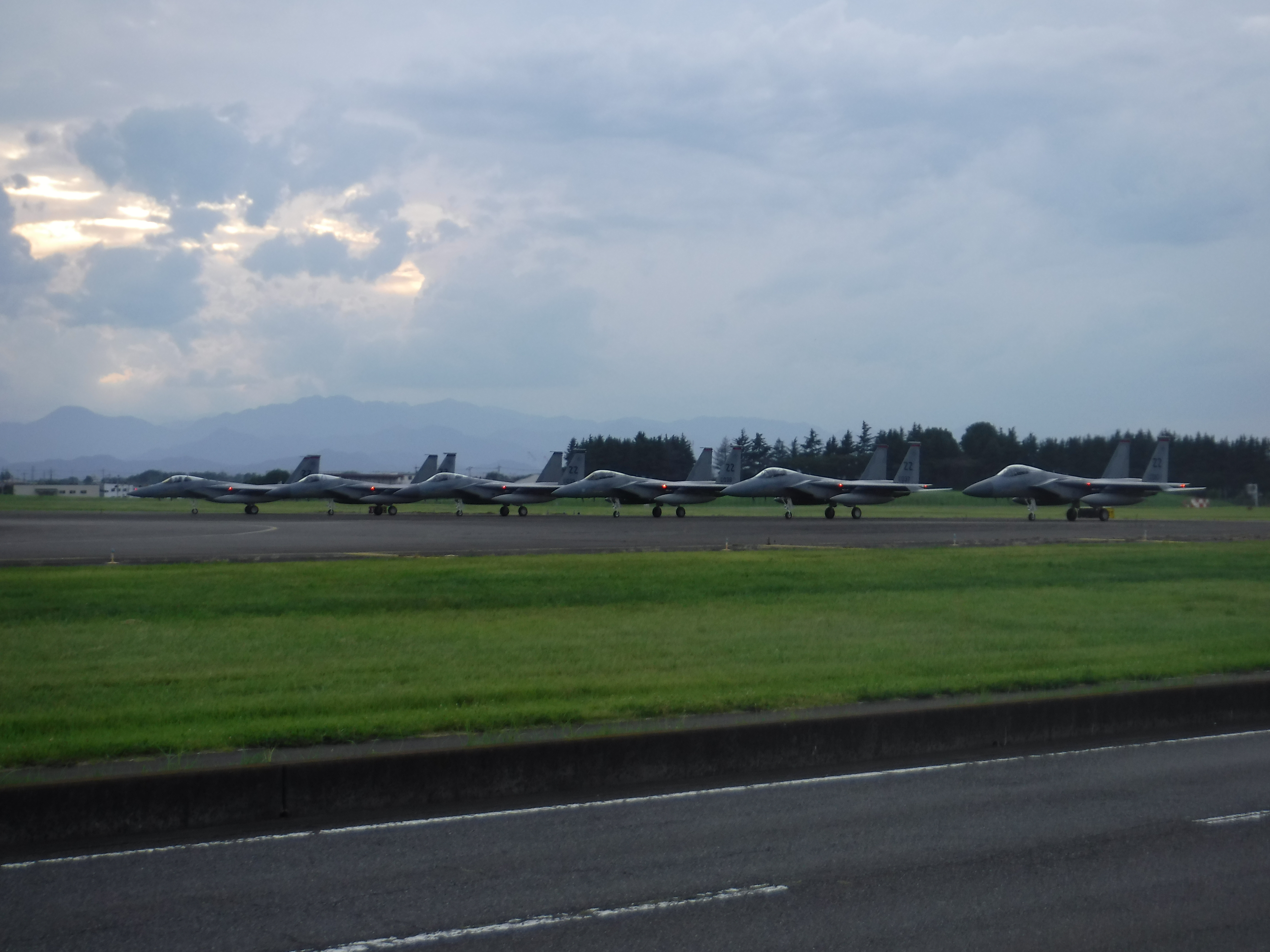 18 7 11 横田基地レポート 夕方に台風避難機f 15 18 Mc 130jx5機 嘉手納に帰投etc