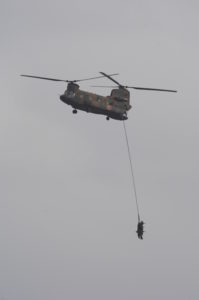 CH-47JAからスナイパーをロープで下げる