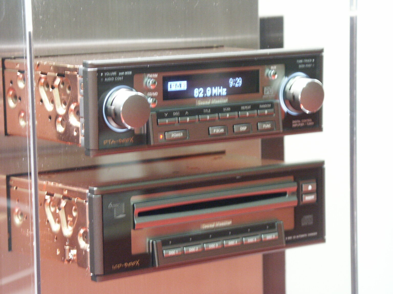 80年代のカーステレオはおしゃれだった：イルミネーションやサラウンドで車内空間を盛り上げた2つのブランド